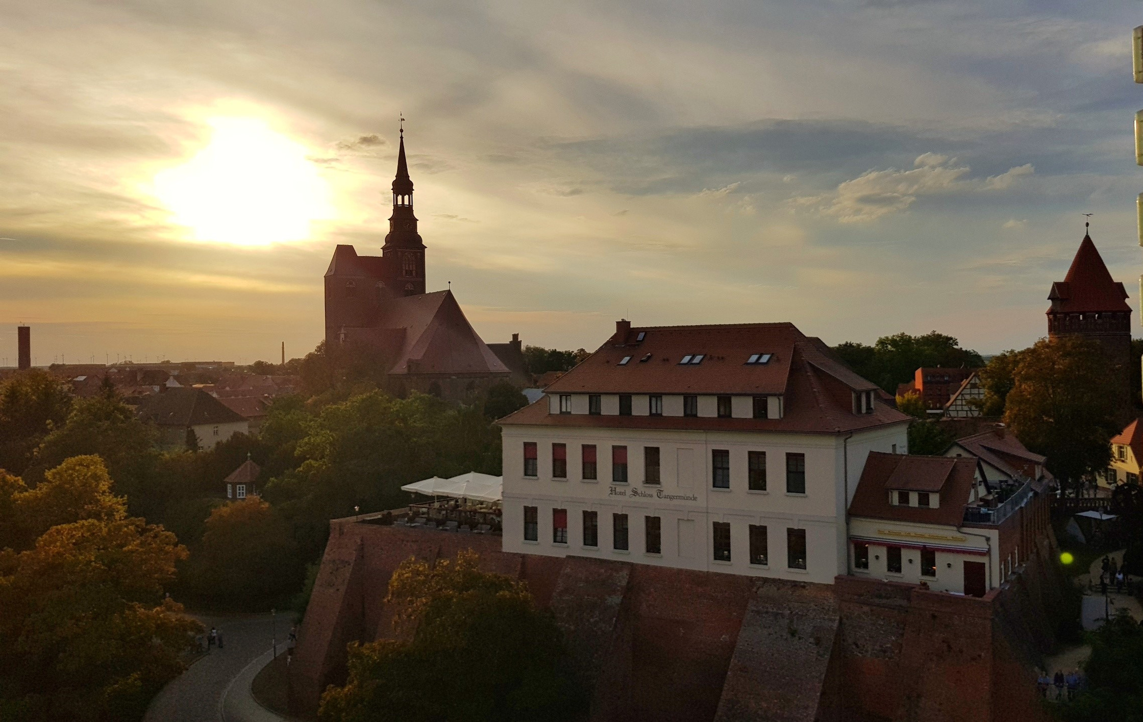 Ansicht Schloss Tangermünde und Sankt Stephanskirche bei Sonnenuntergang.