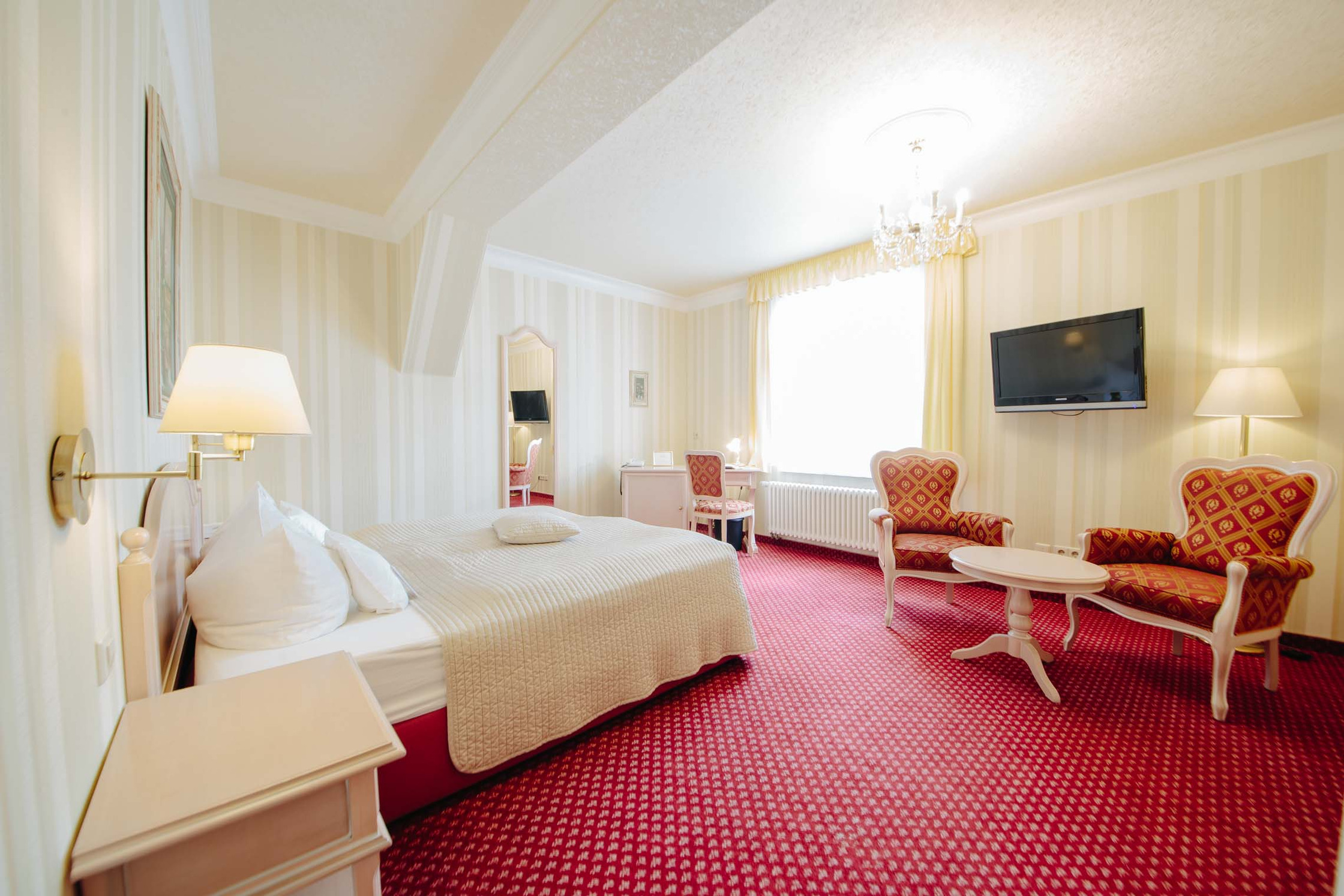 Doppelzimmer im Gartenhaus mit Doppelbett, Schreibtisch, Sitzecke